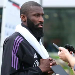 Antonio Rüdiger bei einer Medienrunde nach dem Training.