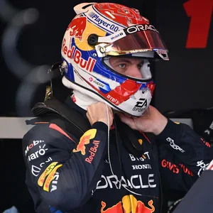 Max Verstappen setzt sich den Helm auf