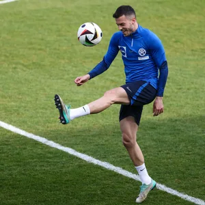 László Bénes hält im Training der slowakischen Nationalmannschaft den Ball hoch.