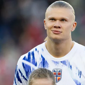 Erling Haaland schmunzelt vor Anpfiff eines Länderspiels.