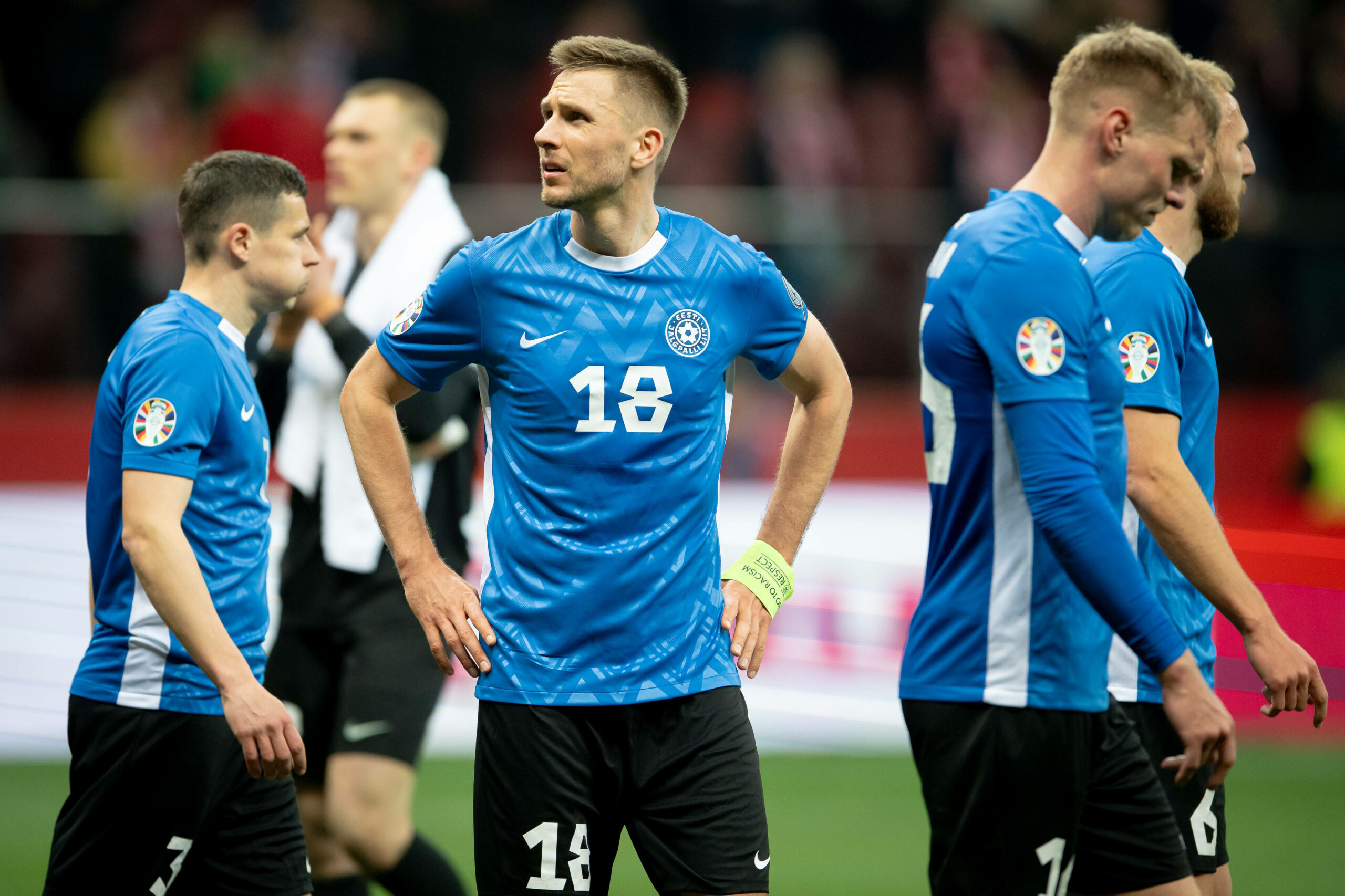Estnische Nationalspieler um Karol Mets schauen enttäuscht