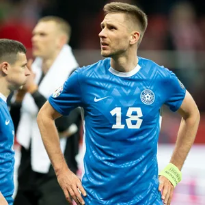 Estnische Nationalspieler um Karol Mets schauen enttäuscht
