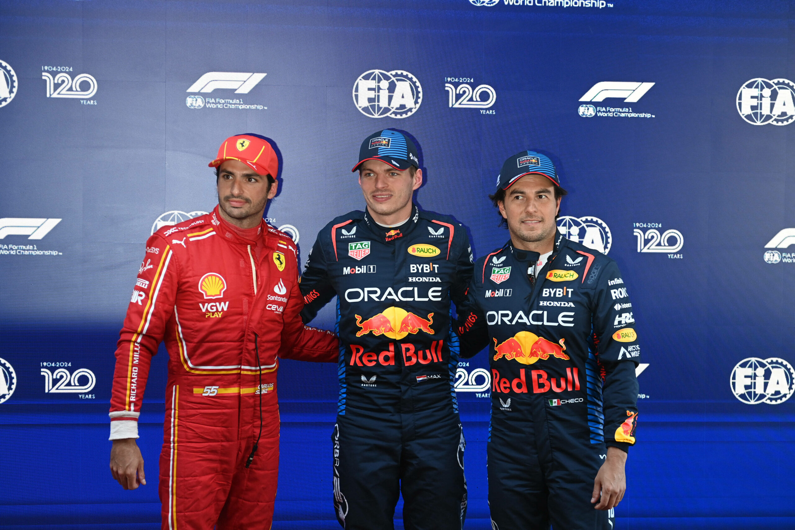 Max Verstappen zwischen Carlos Sainz und Sergio Perez