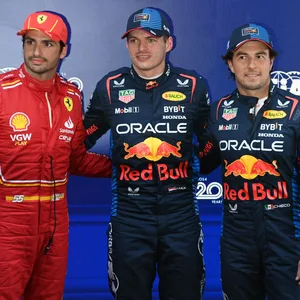 Max Verstappen zwischen Carlos Sainz und Sergio Perez