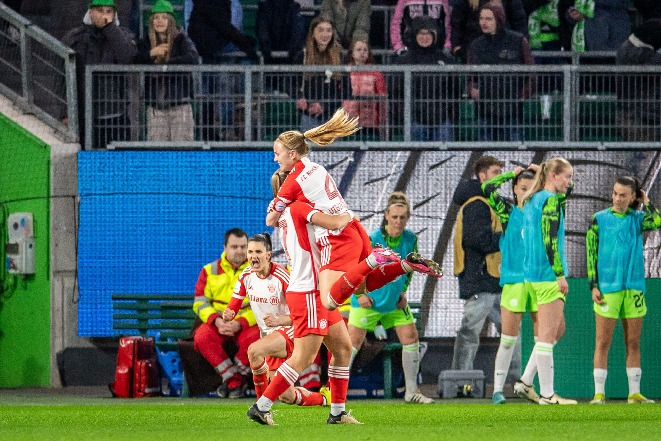Bayerns Spielerinnen jubeln über den Sieg in Wolfsburg.