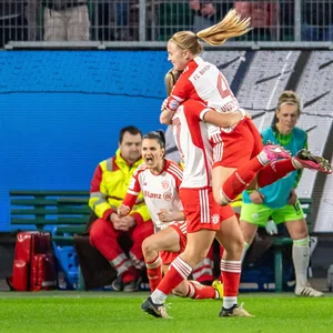 Bayerns Spielerinnen jubeln über den Sieg in Wolfsburg.