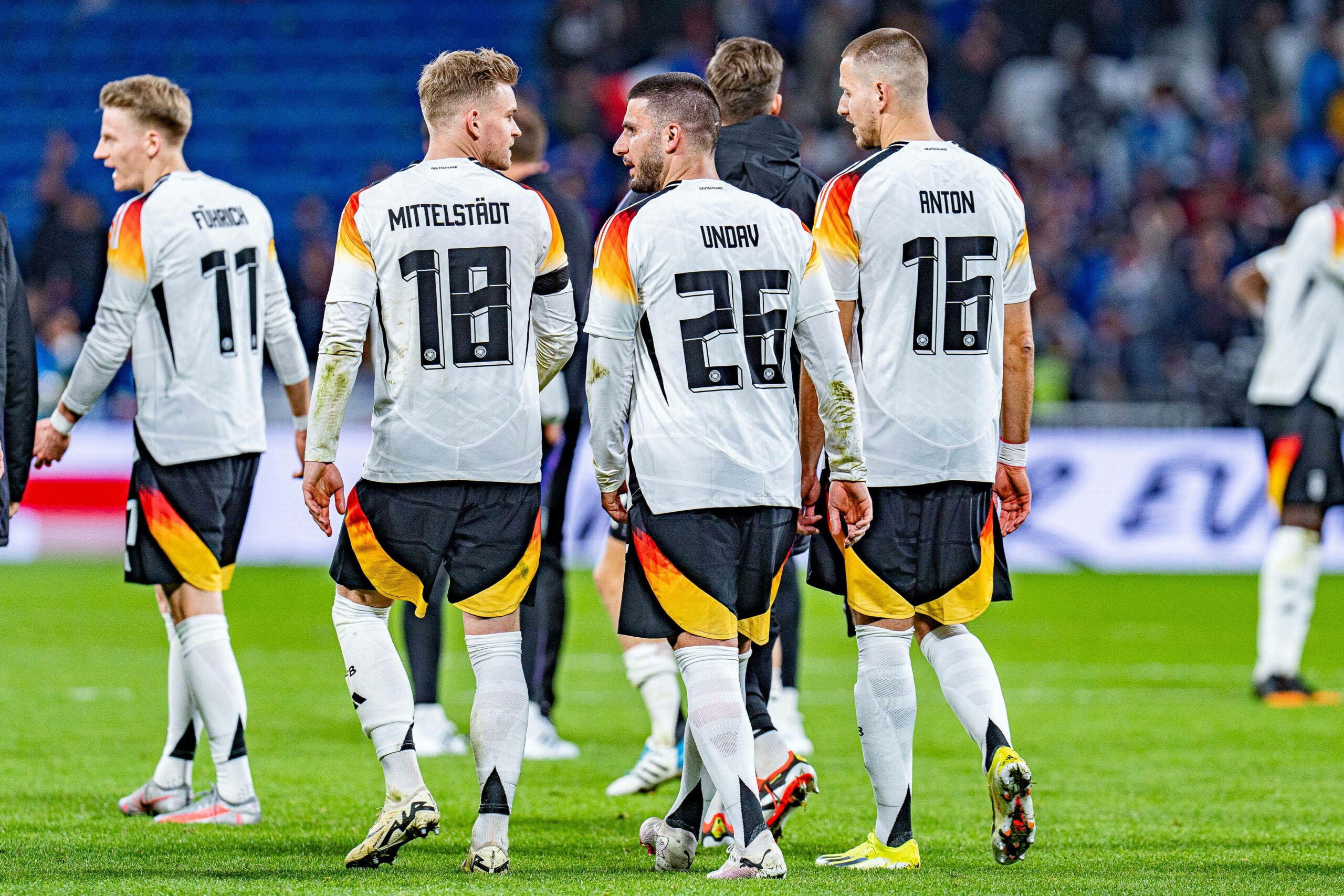 Die vier Stuttgarter Nationalspieler nach dem Sieg gegen Frankreich