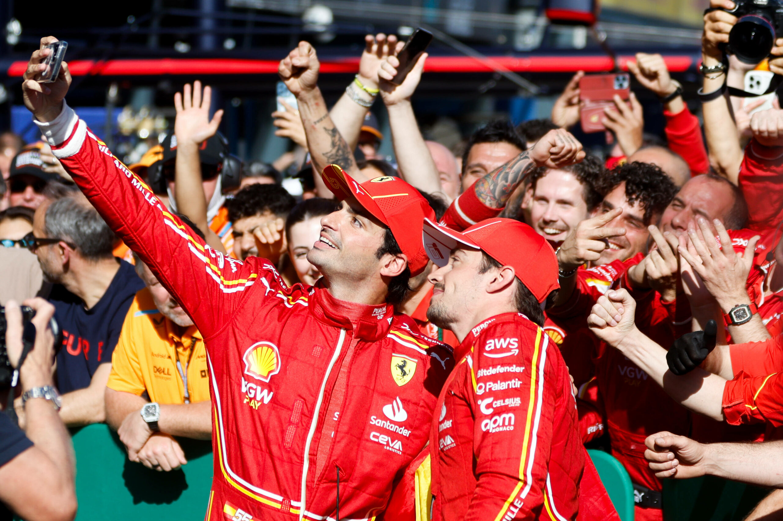 Carlos Sainz und Charles Leclerc halten ihren Doppelsieg für die Ewigkeit fest.