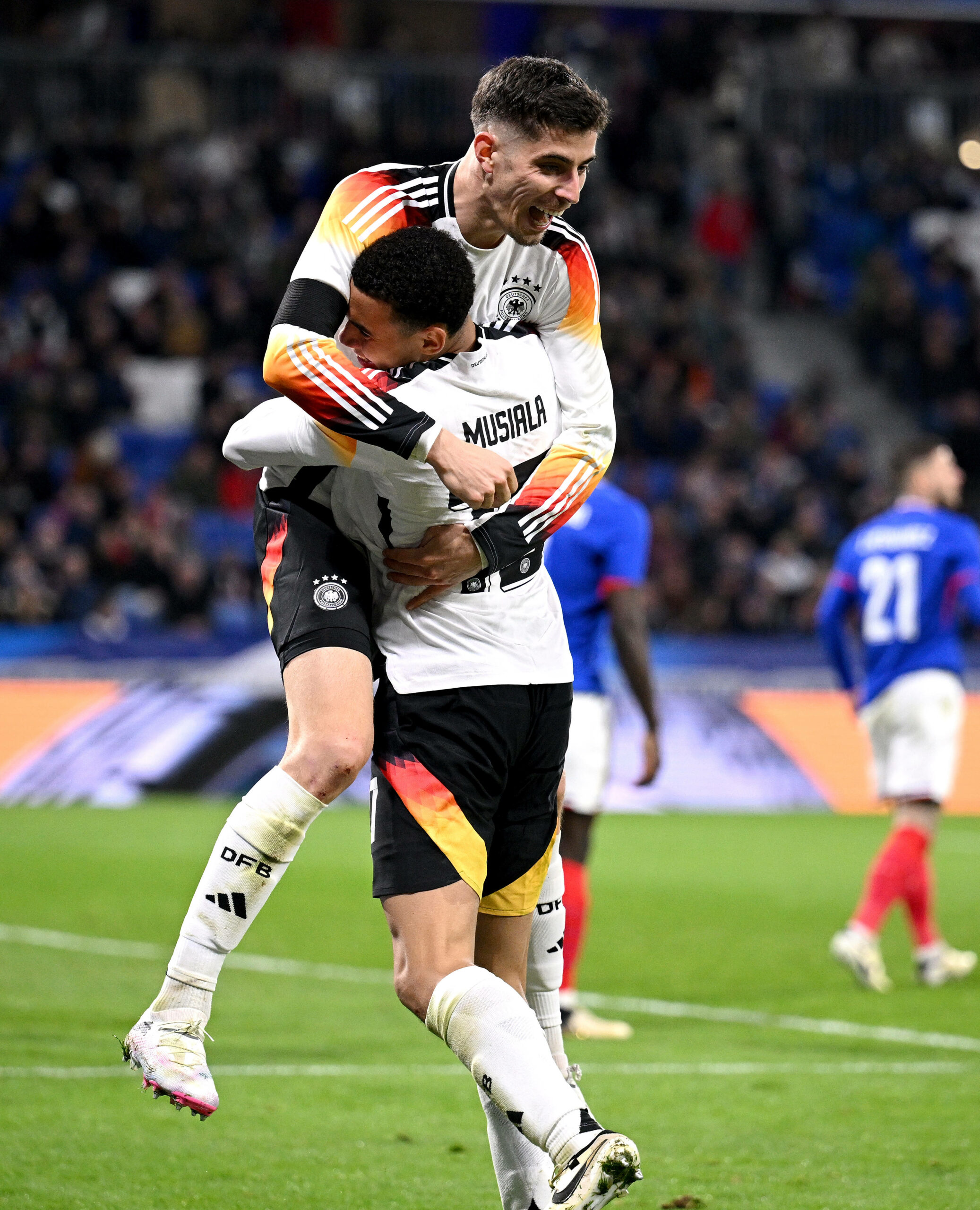 Kai Havertz und Jamal Musiala bejubeln zusammen den zweiten Treffer des DFB.