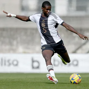 Karim Coulibaly schießt den Ball.
