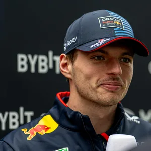 Max Verstappen gibt ein Interview.
