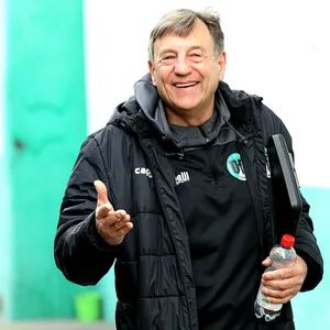 Jens Martens lächelt in die Kamera.
