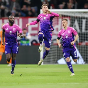 Völlig losgelöst! Maximilian Mittelstädt bejubelt sein Traumtor zum 1:1.