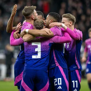 Die DFB-Elf jubelt nach Füllkurgs Siegtreffer gegen die Niederlande.