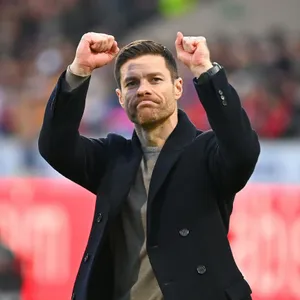 Xabi Alonso streckt beide Fäuste zum Jubel in die Luft.
