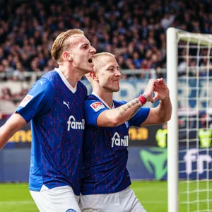 Jubel in Kiel: Die Holstein-Profis Timo Becker (l.) und Lewis Holtby fuhren den nächsten Sieg ein.