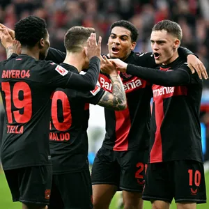 Florian Wirtz jubelt mit seinen Bayer-Kollegen über ein Leverkusener Tor.