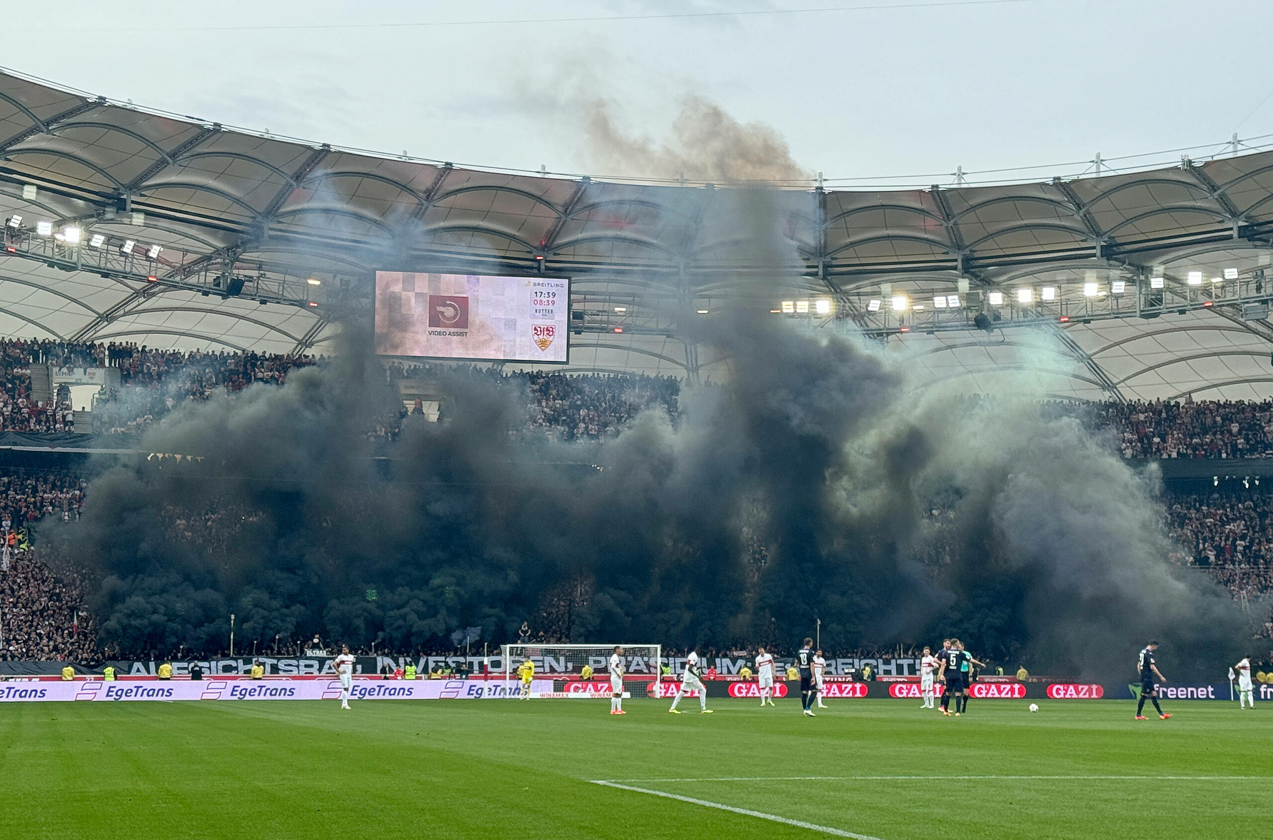 Stuttgarter Fankurve gehüllt in schwarzem Rauch