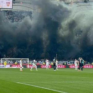 Stuttgarter Fankurve gehüllt in schwarzem Rauch