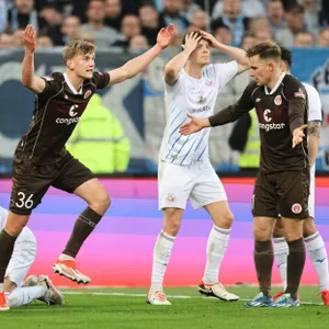 Aljoscha Kemlein und Johannes Eggestein im Spiel gegen Rostock