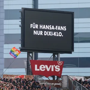 Auf einer Anzeige im Millerntor-Stadion steht „Für Hansa-Fans nur Dixi-Klo.“n