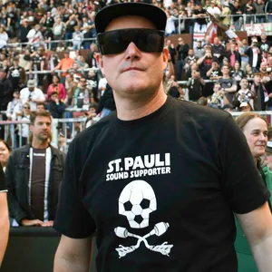 Oke Göttlich feiert den Aufstieg von St. Pauli mit Sonnenbrille
