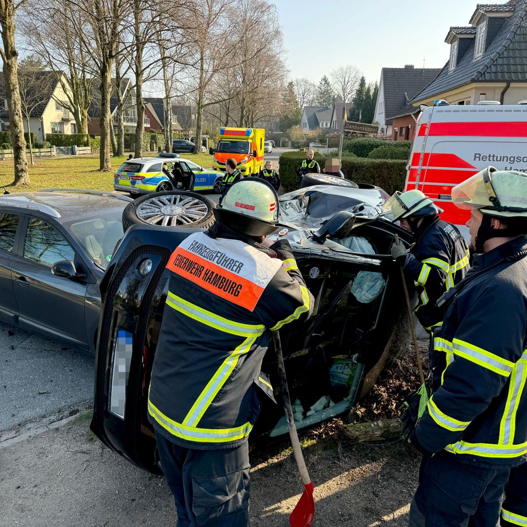 Feuerwehrkräfte begutachten den umgekippten VW.