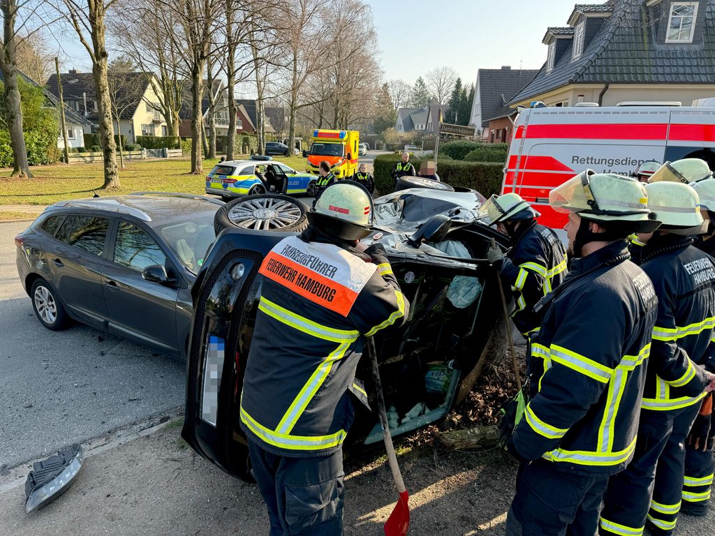 Feuerwehrkräfte begutachten den umgekippten VW.