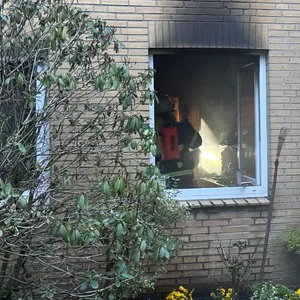 An einer Häuserwand sind Brandspuren zu sehen.