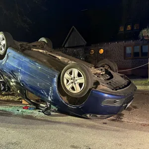 Auto liegt auf Dach
