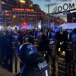 Die Polizei begleitet den Abmarsch der Hansa-Fans