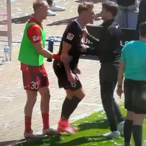 Eric Smith gerät mit Hürzeler aneinander.