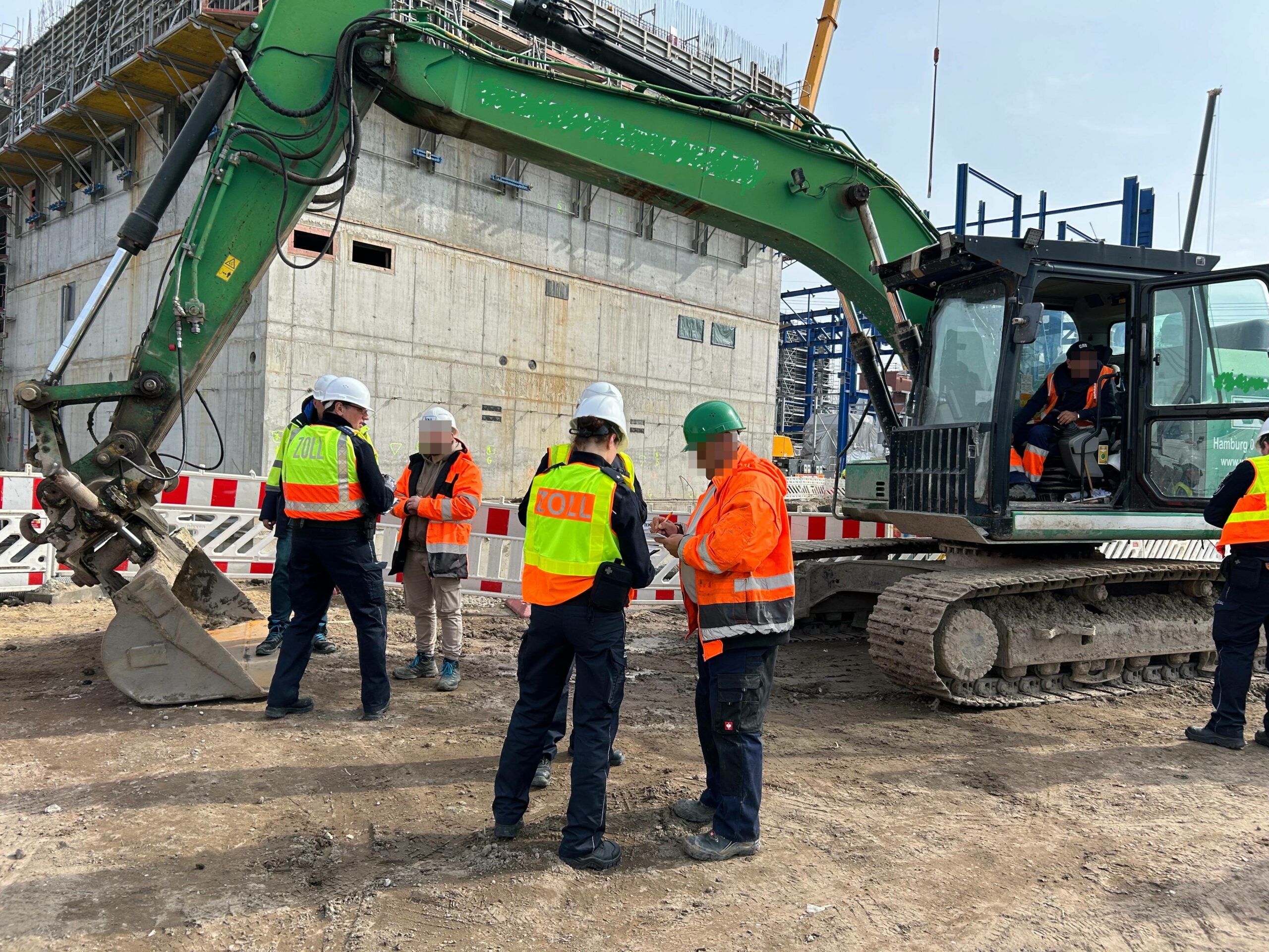 Zollbeamte bei der Kontrolle auf einer Baustelle in Hamburg