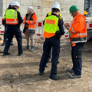 Zollbeamte bei der Kontrolle auf einer Baustelle in Hamburg
