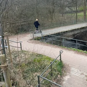 Frau in Park in Billstedt islamfeindlich beleidigt, geschlagen und verletzt. Täter ebtrissen ihr das Kopftuch