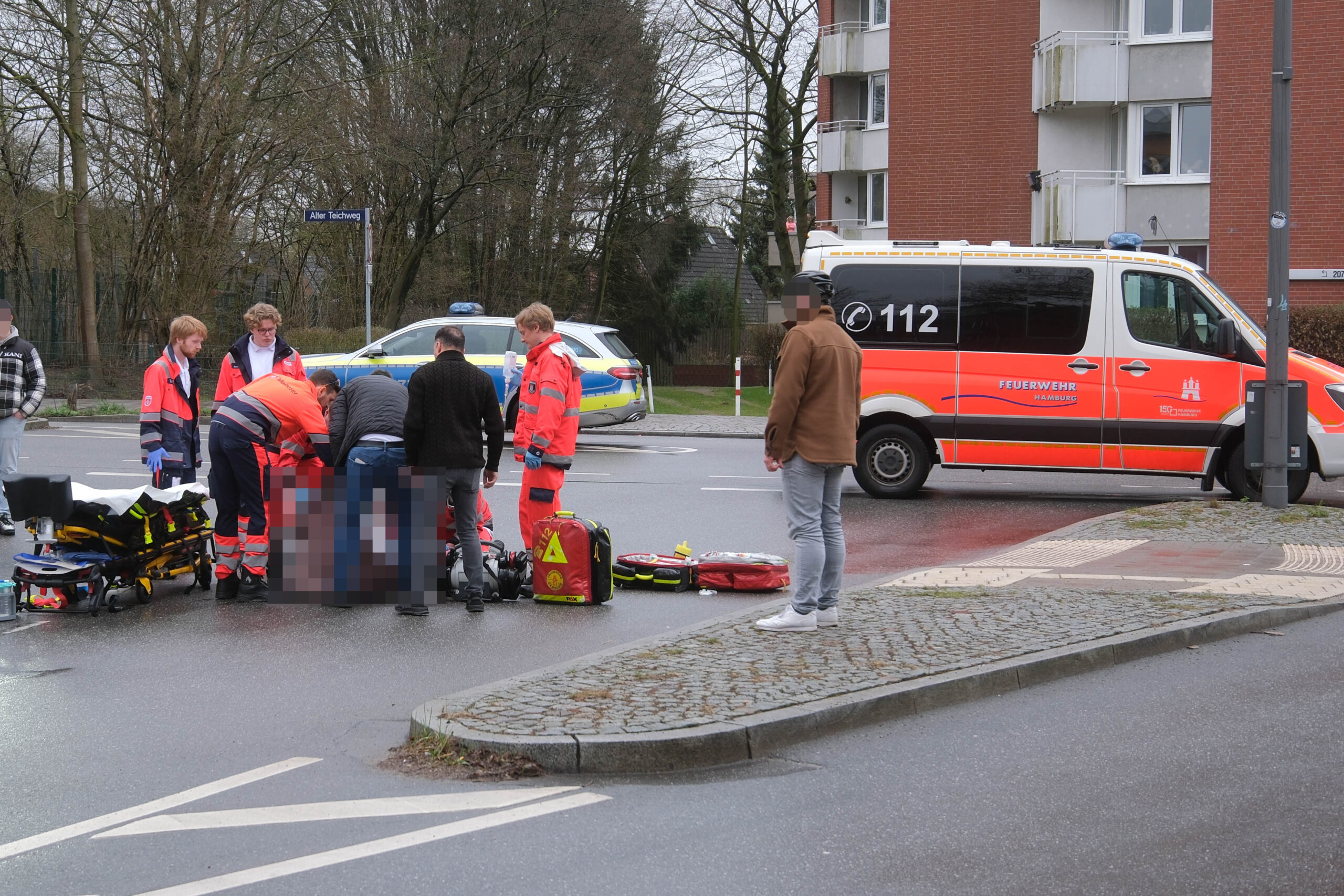 Die Unfallstelle in Dulsberg: Rettungssanitäter versorgen das Opfer.