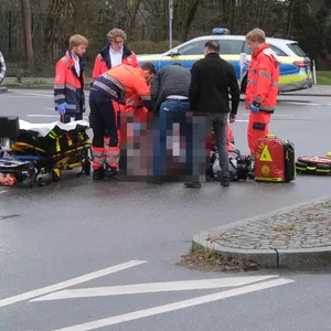 Die Unfallstelle in Dulsberg: Rettungssanitäter versorgen das Opfer.