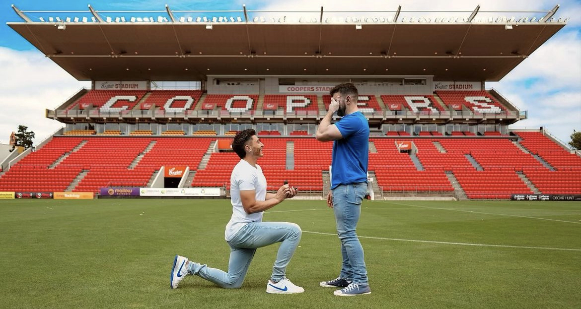 Joshua Cavallo macht seinem Freund einen Heiratsantrag im Stadion