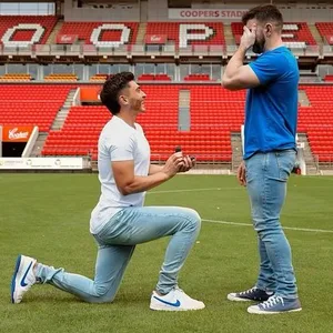 Joshua Cavallo macht seinem Freund einen Heiratsantrag im Stadion