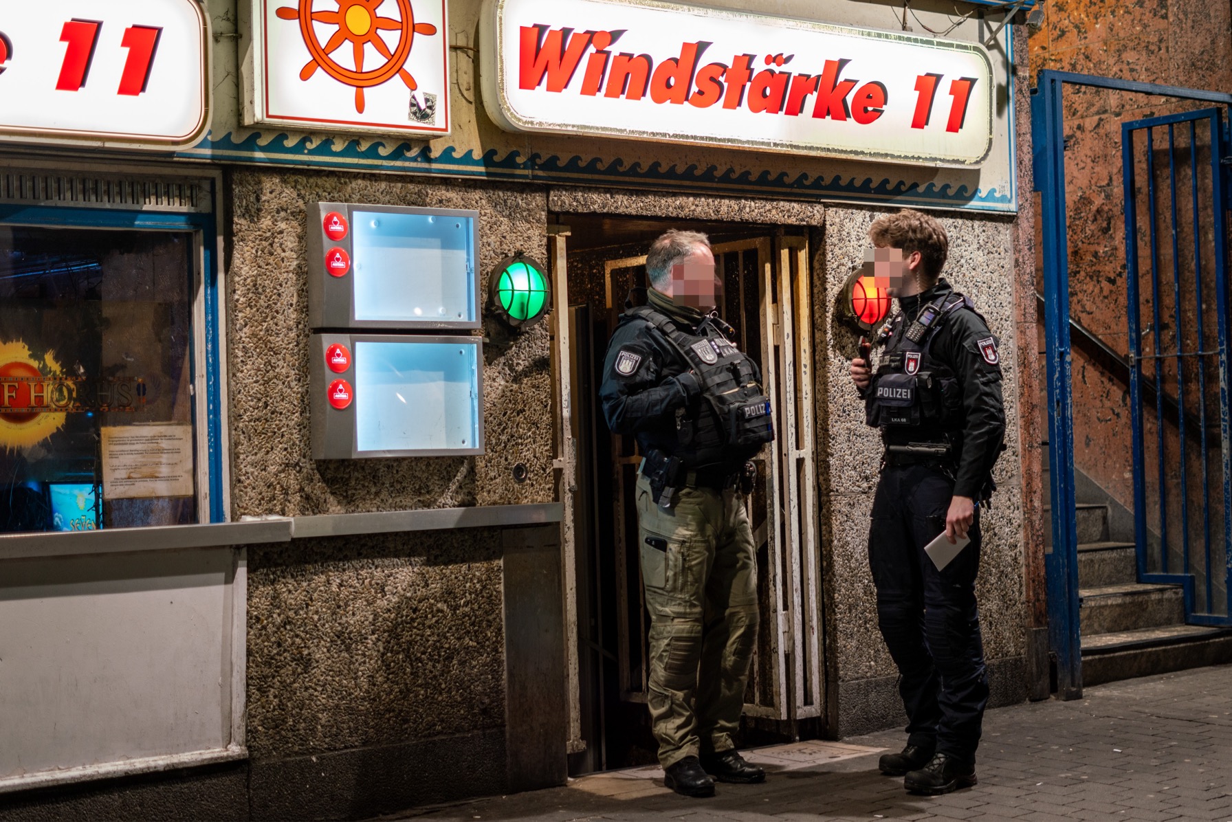 Polizisten vor der Kneipe „Windstärke 11“ am Hansaplatz.