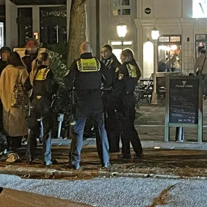 Die Polizei war mit mehreren Streifenwagen im Einsatz. Personalien wurden aufgenommen.