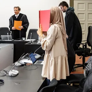 Die 32-jährige Angeklagte verbirgt ihr Gesicht im Gerichtssaal.