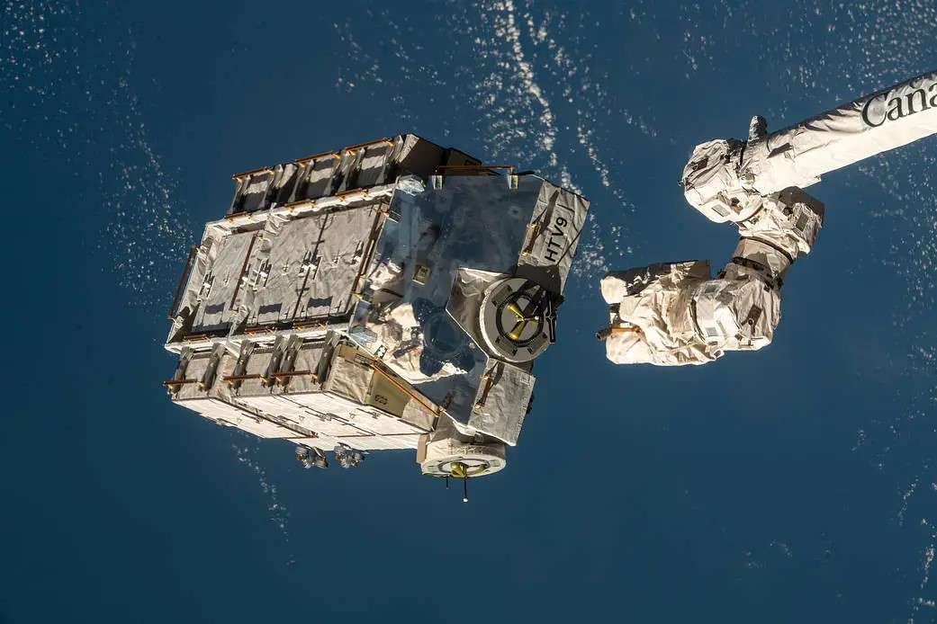 Eine externe Palette mit ausgedienten Nickel-Wasserstoff-Batterien wurde vom Canadarm2-Roboterarm der Internationale Raumstation (ISS) freigegeben. Trümmerteile eines ausrangierten Batteriepakets der Internationalen Raumstation stürzten in die Karibik.