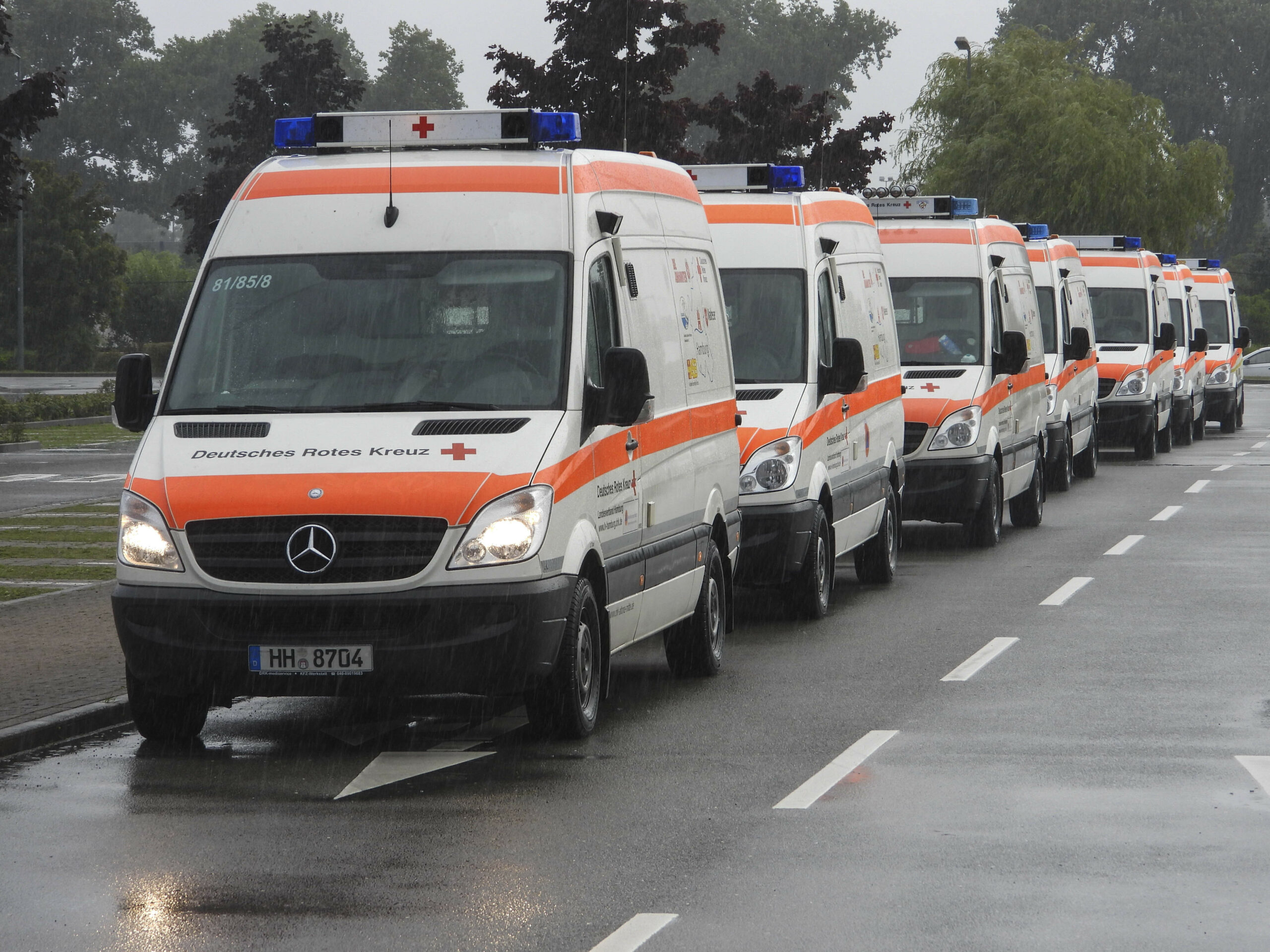 Eine Kolonne von Rettungswagen in Hamburg