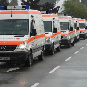 Eine Kolonne von Rettungswagen in Hamburg