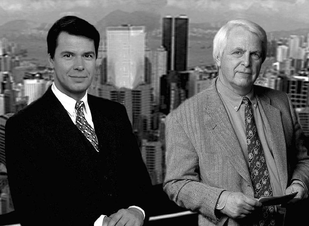 Juni 1997: Nur 45 Minuten nach der Übergabe Hongkongs an China meldet sich Peter Kloeppel (l.) live für „RTL aktuell“ aus der asiatischen Stadt.