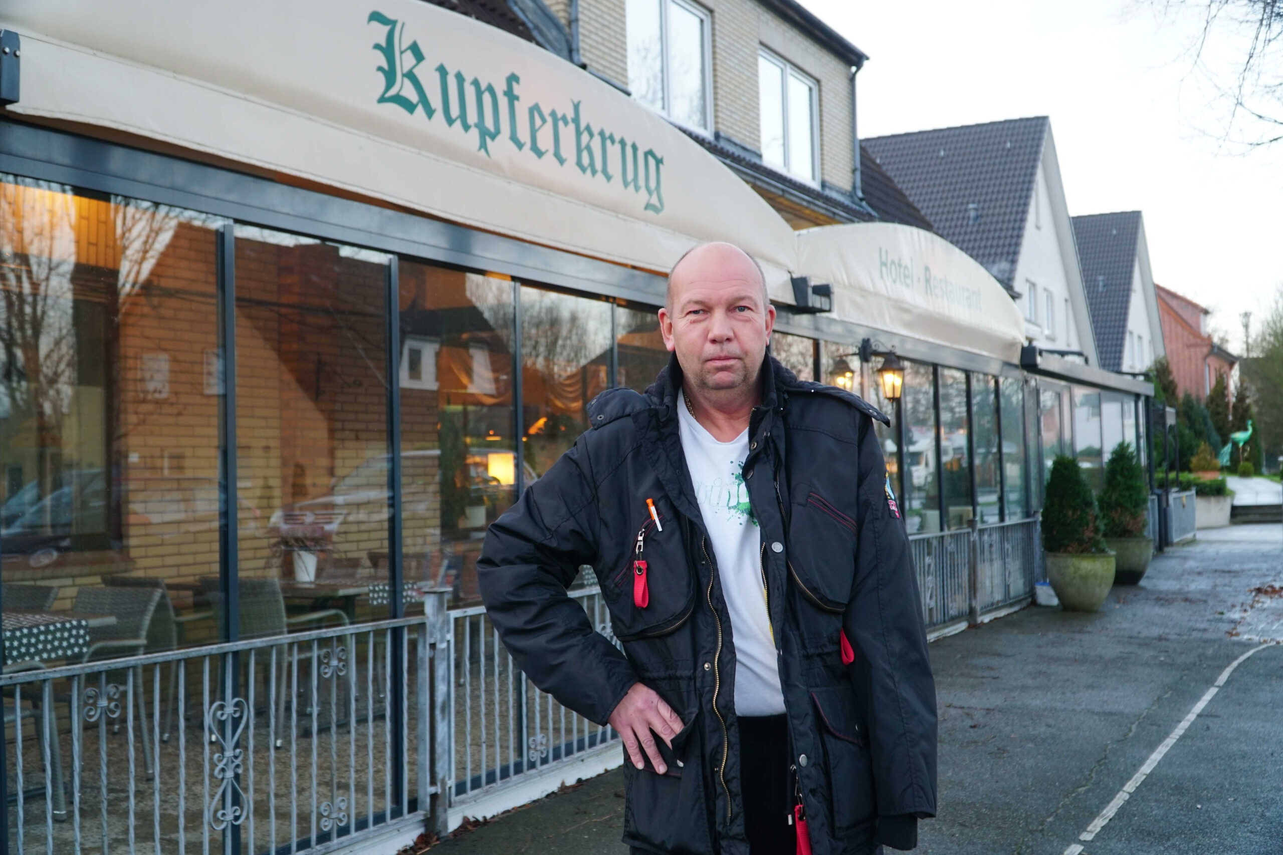 Oliver Riege, Chef des Restaurants „Kupferkrug", steht vor seinem Lokal.