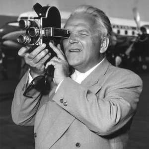 Veit Harlan blickt durch eine Filmkamera