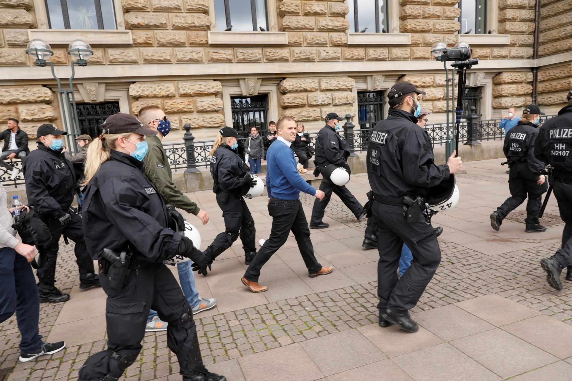 Der Hamburger NPD-Vorsitzende Lennart Sebastian Stefan Schwarzbach wird bei einer Demo im Jahr 2020 von Polizisten eskortiert.