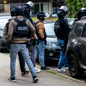 Beamte einer Spezialeinheit vor dem Haus an der Brahmsallee.